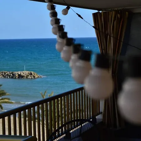 Seafront Amazing Terrace 2 Double & 2 Single Bed 公寓 *