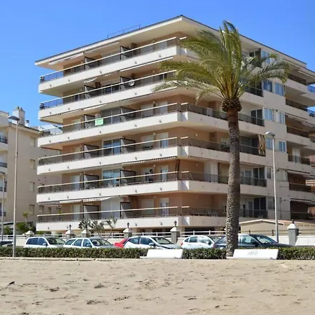 Seafront Amazing Terrace 2 Double & 2 Single Bed 公寓