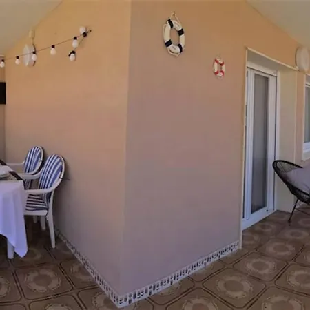 Seafront Amazing Terrace 2 Double & 2 Single Bed 公寓 *