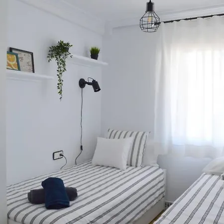 Seafront Amazing Terrace 2 Double & 2 Single Bed Cunit