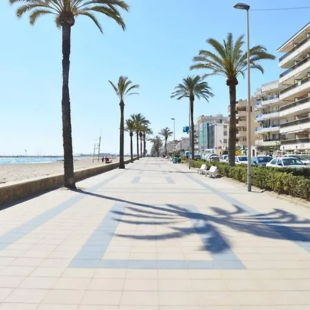 Seafront Amazing Terrace 2 Double & 2 Single Bed